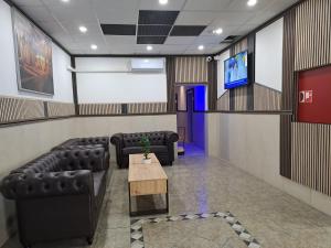 Televizorius ir (arba) pramogų centras apgyvendinimo įstaigoje Modena Hotel