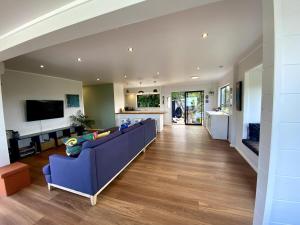 Μια τηλεόραση ή/και κέντρο ψυχαγωγίας στο Family home - stunning sea views!