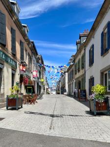 eine leere Straße in einer Stadt mit Gebäuden in der Unterkunft Le Petit Cottage - Appartement Centre-Ville & Plage in Concarneau