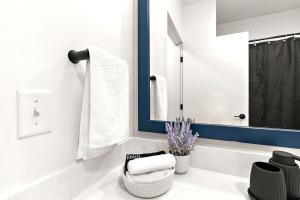 Koupelna v ubytování W322 Cozy Luxury 1Bedroom Condo In Downtown Minneapolis, Minutes From Minneapolis Convention Center & US Bank Arena + 23 fotografií