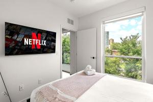 Postel nebo postele na pokoji v ubytování W322 Cozy Luxury 1Bedroom Condo In Downtown Minneapolis, Minutes From Minneapolis Convention Center & US Bank Arena