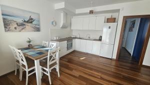 Η κουζίνα ή μικρή κουζίνα στο Apartament Wałowa 21