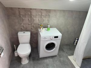 Ένα μπάνιο στο Chkalovka Guest House With Sevan View