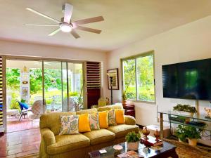 Μια τηλεόραση ή/και κέντρο ψυχαγωγίας στο Villa Teale Serene Dorado Escape +95 φωτογραφίες