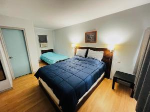 Postel nebo postele na pokoji v ubytování Lakeview Motel Jemseg