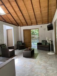 TV a/nebo společenská místnost v ubytování La Villa Ecofinca + 26 fotografií