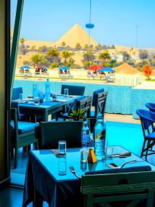 Bazén v ubytování PYramiDS OaSiS ViEW HoTeL nebo v jeho okolí
