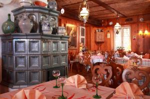 A restaurant or other place to eat at Hotel Restaurant Père Benoît