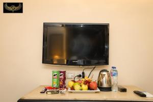Televisyen dan/atau pusat hiburan di Giza Inn view