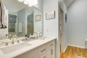 Bilik mandi di 7 Mi to Dtwn Covington Bright Home with Deck and Yard +20 gambar