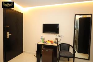 Televisyen dan/atau pusat hiburan di Giza Inn view