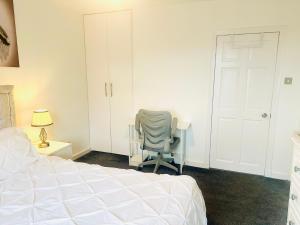 Rúm í herbergi á Spacious Room in Glasgow West End