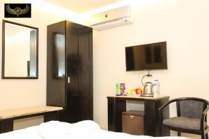 Televisyen dan/atau pusat hiburan di Giza Inn view