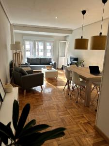 a living room with a couch and a table with chairs at Piso reformado centro de Oviedo in Oviedo