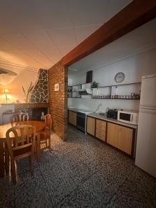 A kitchen or kitchenette at CAL GUINEU Még 24 kép