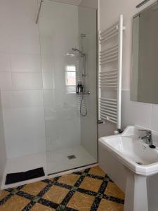A bathroom at CAL GUINEU