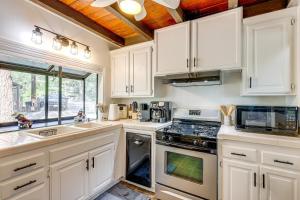 Η κουζίνα ή μικρή κουζίνα στο Between Big Bear and Lake Arrowhead - Cabin with View!