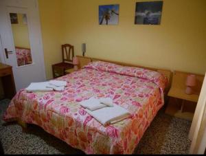a bedroom with a bed with towels on it at La Spagnola Affittacamere in Amantea