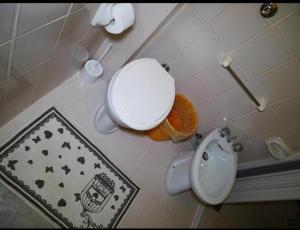 a bathroom with a toilet and a bidet at La Spagnola Affittacamere in Amantea