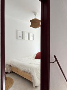 un dormitorio con una cama y un espejo en Eça 18, en Sesimbra