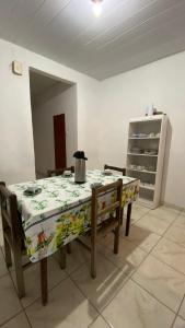 ein Tisch mit einer Tischdecke darauf in einem Zimmer in der Unterkunft Quarto Triplo Bougainville 2 in Areia + 3 Fotos