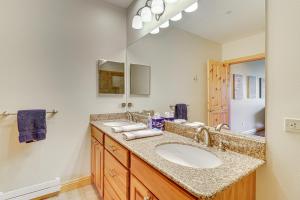 Ένα μπάνιο στο 2 Mi to Angel Fire Resort Luxury Condo with Balcony