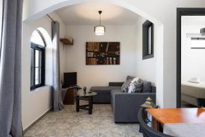 una sala de estar con un sofá y una mesa en Pelekanos Beachfront Apartment, en episkopi-chania