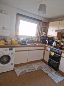 Kuchyň nebo kuchyňský kout v ubytování Vibrant Room in Centeral Ayr