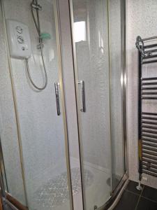 Koupelna v ubytování Vibrant Room in Centeral Ayr