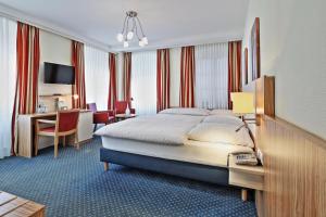 Postel nebo postele na pokoji v ubytování Hotel Trierer Hof