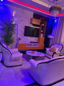 Uma televisão e/ou sistema de entretenimento em Azure Villa Suites Apart Hotel