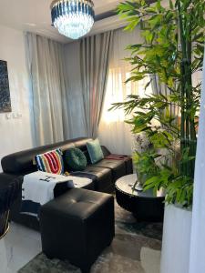 Uma área de estar em Azure Villa Suites Apart Hotel