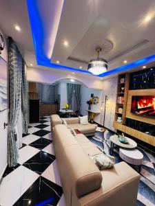 uma sala de estar com um sofá e uma mesa em Azure Villa Suites Apart Hotel em Limbe