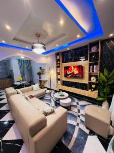 Uma área de estar em Azure Villa Suites Apart Hotel