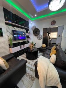 Uma televisão e/ou sistema de entretenimento em Azure Villa Suites Apart Hotel