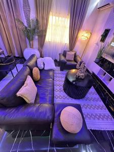 Uma área de estar em Azure Villa Suites Apart Hotel