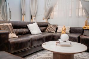 Uma área de estar em Azure Villa Suites Apart Hotel