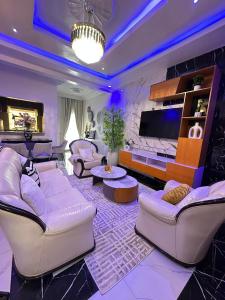 Uma área de estar em Azure Villa Suites Apart Hotel