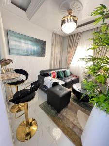 Uma área de estar em Azure Villa Suites Apart Hotel