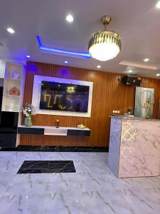 Uma televisão e/ou sistema de entretenimento em Azure Villa Suites Apart Hotel
