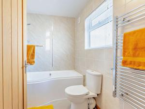 een badkamer met toilet en ligbad bij 2 Bed in Bude 82163 in Bude +11 foto's