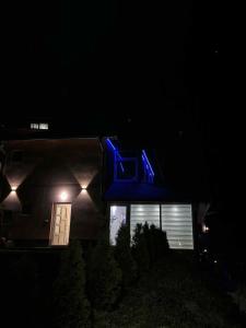 GoraždeにあるAmaro Apartmentの夜の青い光が灯る家