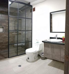 Un baño de Casa moderna con excelente vista 2 fotos más