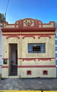 a building with a window and a gate at Suíte Tripla Bougainville 2 in Areia
