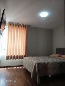 une chambre avec un lit et une fenêtre dans l'établissement Cómodo departamento familiar, à Lima 3 autres photos