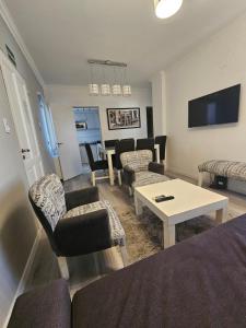 un soggiorno con un divano, sedie e un tavolo di Departamento Santa Fe a Salta