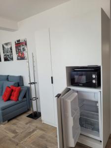 a living room with a couch and a tv at Ela, Kedar 7 in Sveti Vlas