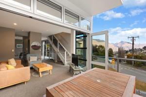 ein Wohnzimmer mit Bergblick in der Unterkunft At Home on Hallenstein, entire 3 bedroom townhouse in Queenstown