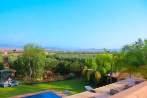 eine Luftansicht auf einen Garten mit einem Pool in der Unterkunft Magnifica Casa cerca de Marrakech con gran piscina totalmente privada in Tahannaout