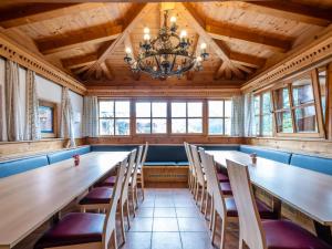 Reštaurácia alebo iné gastronomické zariadenie v ubytovaní Weinberghof I